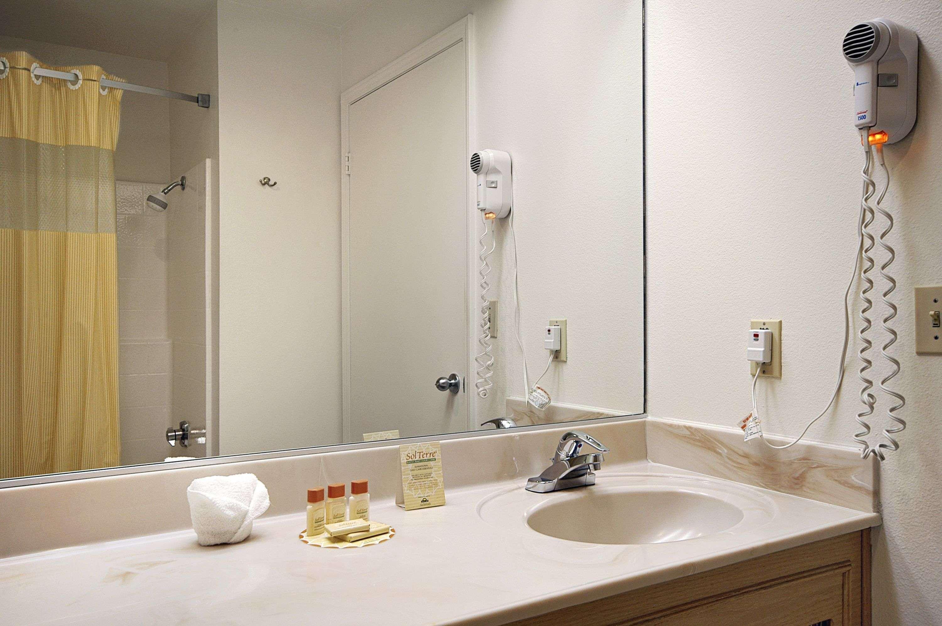 Days Inn By Wyndham Riverside Tyler Mall Стая снимка
