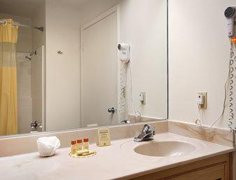 Days Inn By Wyndham Riverside Tyler Mall Стая снимка